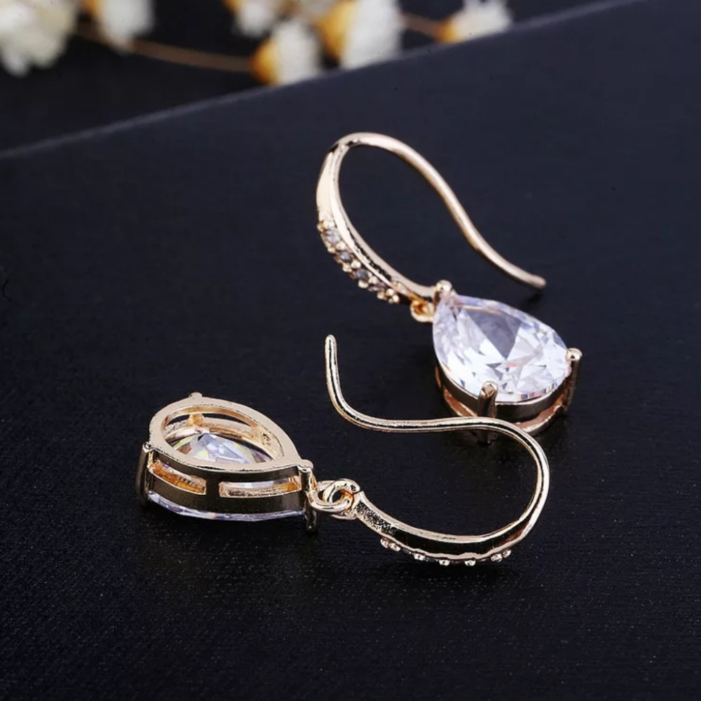 NEW 18k Gold Diamond Pear Tear Drop Earrings - Picture 2 of 2
